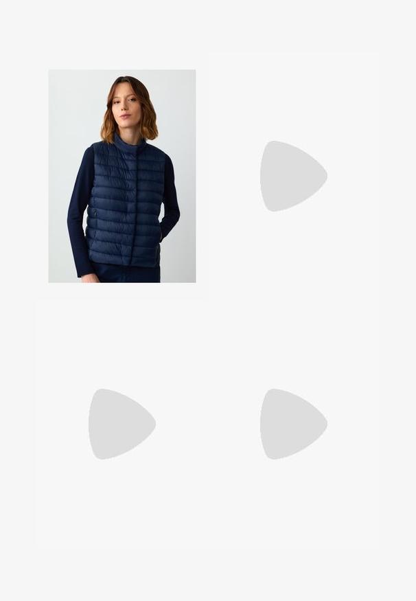 Marineblauer Steppweste mit hohem Kragen, ausgestattet mit horizontalen Steppnähten und einer Reißverschlusstasche an der Seite. Heller, leichter Stoff.; Weißes Langarm-Hemd mit Knopfleiste und Schlitzkragen, glatter Textur und sichtbarer Knopfleiste auf der Vorderseite. Leichter Stoff fällt weich.; Hellblaue Jeans aus Denim mit weiter Beinform, mit Used-Details, fünf Taschen und einem Reißverschluss.; Stradivarius BLOCK - Stiefelette - dark red; Schwarze Sonnenbrille mit einem massiven geometrischen Rahmen, dunklen Gläsern und goldenen Metallelementen an den Bügeln, die ein rundes Emblemdetail aufweisen.; Weiße Lederhandtasche mit goldenen Beschlägen, einer Klappe an der Vorderseite und schwarzem Rand, ausgestattet mit einer Kettenriemen, der quer über den Körper getragen wird, kombiniert mit einem hellblauen Hemd.