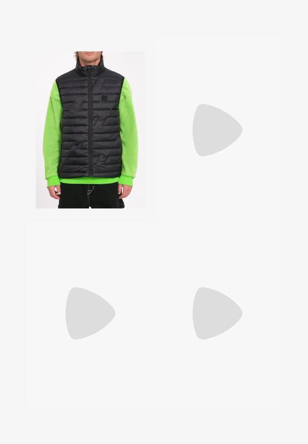 Sort polstret vest med høj krave, der har geometriske syninger, båret over en lys grøn langærmet skjorte.; Grå sweatshirt lavet af blødt fleece-materiale, med ribstrikkede manchetter og kant, samt et lille hvidt Nike-logo på brystet.; Grå joggingbukser med elastisk talje og snor. Fremstillet af blødt stof, de har lige ben og diskret logodetalje.; Hvide Nike Air Max 90 sneakers med en overdel i mesh og læder, perforeret tåboks og en synlig luftenhed i hælen.; Sorte solbriller med mat finish, rektangulære linser, let kurve ved templerne, diskret logo detaljer og røgfarvede linser.