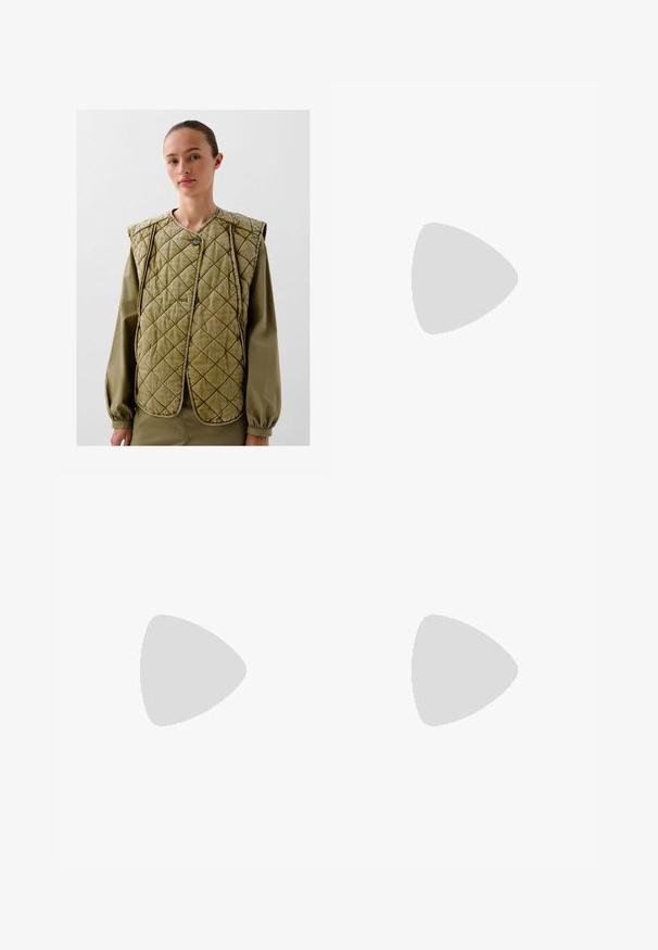 Quiltet olivenfarvet vest med rund halsudskæring, to forreste knapper og brede skulderstropper. Glat tekstur og diamantmønster over det hele.; Sort ribbet tanktop med høj halsudskæring og ærmeløs design. Har en tætsiddende silhuet og blød tekstur.; Lysblå denim jeans med lige ben design, der har fem lommer, en frontknaplukning og subtil falmning for tekstur.; Grønne ruskinds sneakers med hvide læderstriber, gummisål, polstret krave og minimalistisk design. Har branding på siden.