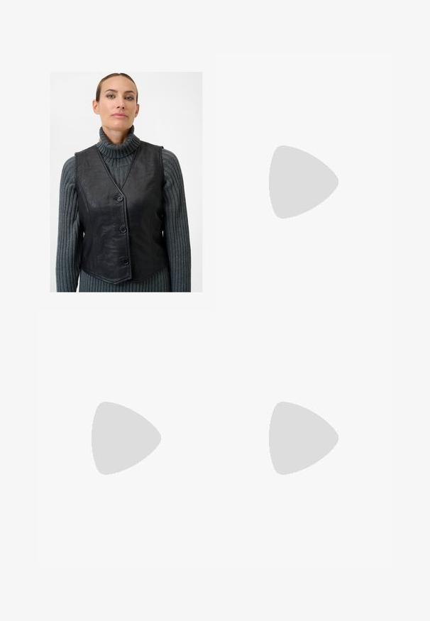Schwarze Lederweste mit figurbetontem Design, V-Ausschnitt, drei Knöpfen und glatter Textur, getragen über einem grauen, gerippten Rollkragenpullover.; Blau- und weiß gestreiftes Langarmhemd mit klassischem Kragen, Knopfleiste und abgerundetem Saum. Hergestellt aus einem leichten Stoff.; Schwarze Denim-Jeans mit weitem Bein, klassischen fünf Taschenstil, Knopfverschluss und subtiler Waschung.; Schwarzer Sportschuh aus Leder mit weißen Streifen, runder Spitze, flacher Sohle und Schnürverschluss. Besitzt Perforationen für Atmungsaktivität.