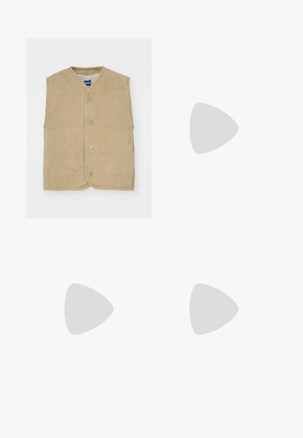 Beige ermeløs vest laget av teksturert stoff, med v-hals, trykknapper, to frontlommer og et logo-lapp på siden.; Langermet topp i teksturert mintgrønn og gul stoff, med asymmetrisk snitt, side-rukking og bånd ved kanten.; Blå denim straight-leg jeans med høy midje, fem lommer, og knappestolpe. Merkbar søm og kobberfargede nagler.; Sorte semsket sneakers med hvite detaljer og tre striper, med en teksturert hvit hæl, gummisåle og "Gazelle"-merke.