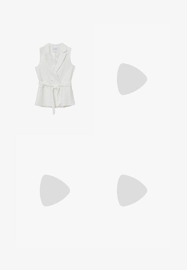 Weißer ärmelloser Blazer mit vertikalen grauen Streifen, taillierter Passform, doppelter Knopfleiste und passendem Knoten-Gürtel. Glatte Stoffstruktur.; Zwei ärmellose, gerippte Rollkragenoberteile in Schwarz und Weiß, mit einer figurbetonten Passform und glatter Textur sowie einer cropped Länge.; Schwarze weite Hosen aus leichtem Stoff, mit einem Knopfverschluss vorne und flachem Bund, mit sorgfältig genähten Säumen.; Sportschuhe mit einem Obermaterial aus weißem Leder, grauer Wildleder-Zehenkappe und drei schwarzen Streifen. Sie verfügen über ein blaues Logo auf der Zunge und eine strukturierte Gummisohle.