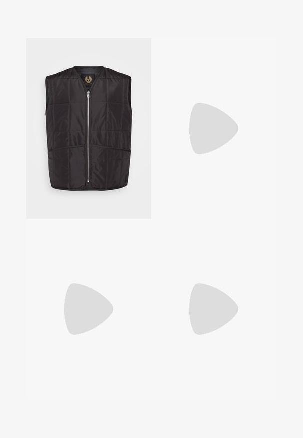 Melna kviltota veste ar priekšējo rāvējslēdzēju, divām ārējām kabatām un apaļu kakla izgriezumu. Izgatavota no gludas, vieglas auduma.; Bāla kokvilnas t-kreklu ar brīvu piegulšanu, kuram uz kreisā krūšu apvidus ir neliels melns grafiskais logotips. Īsas piedurknes, apaļas kakla izgriezums.; Melni plaši bikses ar pogājam jostu un apakšdaļu ar aprocēm, izliktas uz vienkārša balta fona.; Melnas zemas ādas sporta kurpes ar melnām auklām un off-white zoli, rādītas no sānu profila uz baltā fona.