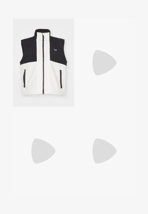 Chaleco sin mangas en blanco y negro con un alto cuello, cierre de cremallera, textura de forro polar y bolsillos laterales; cuenta con costuras en contraste y un logo.; Top de tirantes blanco con textura acanalada, cuello redondo y diseño sin mangas, con un dobladillo recto y una textura suave y elástica.; Vaqueros anchos grises hechos de denim con una textura suave, que cuentan con un cierre de botón y cremallera, y cinco bolsillos.; Zapatilla de ante negra con acentos blancos y tres rayas, que cuenta con un talón blanco texturizado, suela de goma y la marca "Gazelle".
