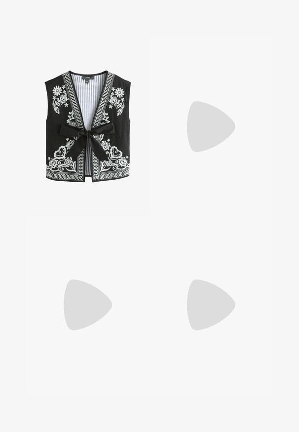 Gilet nero con ricami floreali bianchi e fodera a righe, dotato di scollatura a V, senza maniche e chiusura anteriore a fiocco.; Due top in maglia senza maniche, a collo alto, in nero e bianco, con un design aderente e una superficie liscia, di lunghezza cropped.; Pantaloni neri a gamba larga realizzati in tessuto leggero, caratterizzati da una chiusura frontale con bottone e frontale piatto, con orli cuciti con precisione.; Scarpe sportive con tomaia in pelle bianca, punta in suede grigia e tre strisce nere. Presentano un logo blu sulla linguetta e una suola in gomma testurizzata.
