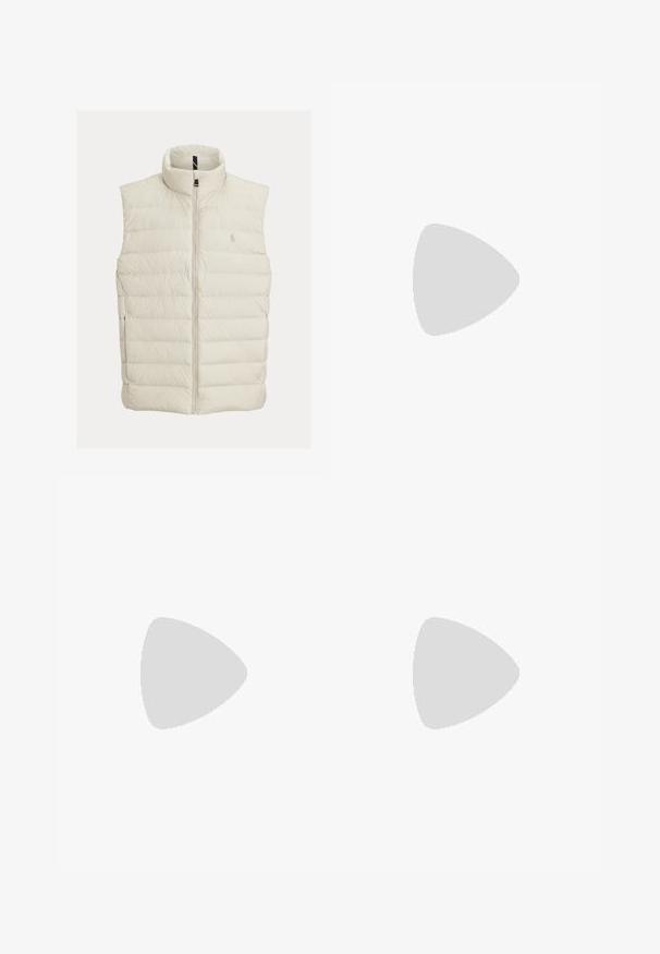 Steppweste in Off-White mit hoher Kragen, vorderem Reißverschluss und horizontaler Steppung. Besticktes Logo auf der Brust.; Weißes Langarm-T-Shirt aus Baumwolle. Mit Rundhalsausschnitt, gerippten Bündchen und kleinem, dunkelblauem Polo-Logo auf der linken Brust.; Khaki-Chinos aus glattem Baumwollstoff, mit schlankem Schnitt, vorderen Falten und Knöchelbündchen für eine tapered Optik.; BOSS BALTIMORE - Sneaker low - open blue