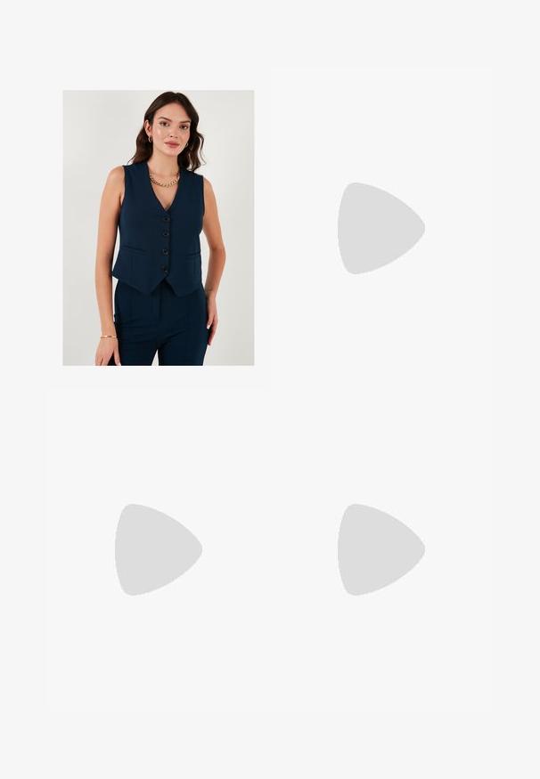 LELA SLIM FIT - Strukirani kaput - dark blue; Dva kratka rukava majice, jedna bijela i jedna crna, izrađene od pamuka. Obje imaju okrugli izrez i jednostavan, klasičan dizajn.; Tamno plave široke traperice viskog struka, s okrenutim rubovima, kontrastnim šavovima i dizajnom s pet džepova. Izrađene su od traper tkanine.; Kremasto-ljubičaste tenisice s tri pruge i strukturiranim smeškim potplatom, s vezicama i podstavljenim petom. Mekana gornja tkanina.