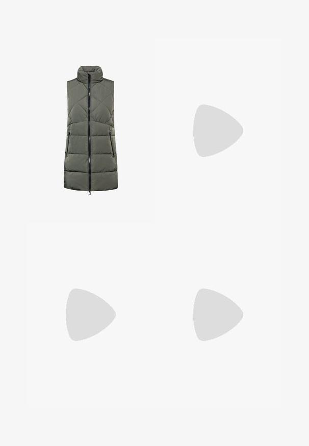 Gepolsterte Weste in Olivgrün, mit hohem Kragen und Reißverschluss vorne, diagonal gestepptem Muster und zwei Seitentaschen.; Weißes, geripptes Crop-Top mit hohem Halsausschnitt und ärmellosem Design. Hergestellt aus weichem, elastischem Stoff für einen bequemen Sitz.; Hochgeschnittene, hellblaue Schlagjeans mit Frontknopf und Reißverschluss, Gürtelschlaufen und fünf Taschen.; Schwarzer Lederloafer mit geschwungener Silhouette, dekorativem Riemen, strukturiertem Stich und flacher Gummisohle. Glatte Oberfläche und elegantes Design.