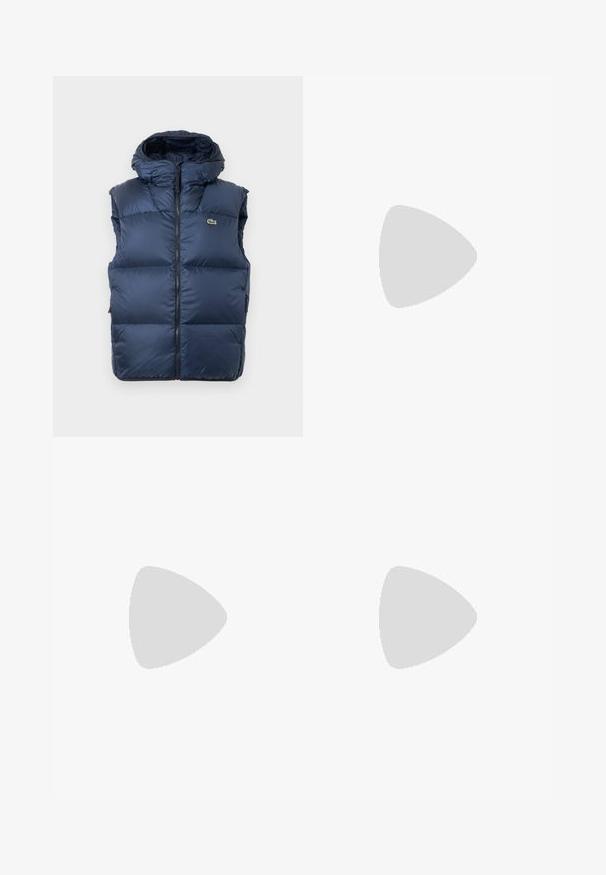 Námořnickomodrý pufovaný vest s kapucí, předním zipem a malým zeleným krokodýlím logem na prsou na bílém pozadí.; Černé dlouhé rukávy triko vyrobené z bavlny, s kulatým výstřihem a malým zeleným vyšitým logem krokodýla na levé hrudi.; Námořnické modré kalhoty vyrobené z hladkého materiálu, s rovnými nohavicemi, poutky na pásek a knoflíkovým zapínáním se zipem.; Sněrovací boty Lacoste v tmavě šedé barvě s síťovinou a syntetickým materiálem, prezentující texturovanou podrážku a hnědé detaily na límci a logu.