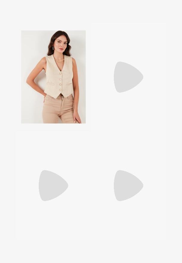 Bežs bezpiedurkņu veste ar V veida kaklu, pieci pogas un divas priekšējās kabatas, izgatavota no gludas auduma, apvienota ar gaiši bežam pieguļošām biksēm.; Balts ribots topiņš ar apaļu kakla izgriezumu, bez piedurknēm un īsā garumā. Uz birkas ir rakstīts "JJXX." Gluda auduma tekstūra.; Melnas, platas bikses ar elastīgu jostu, izgatavotas no gludas auduma. Iespējamā tīra dizaina ar bez kabatām un redzamām šuvēm.; Melnas un pelēkas zamšādas sporta kurpes ar lielu krēmkrāsas "N" logotipu, purpura šņorēm un strukturētu gumijas zoli.