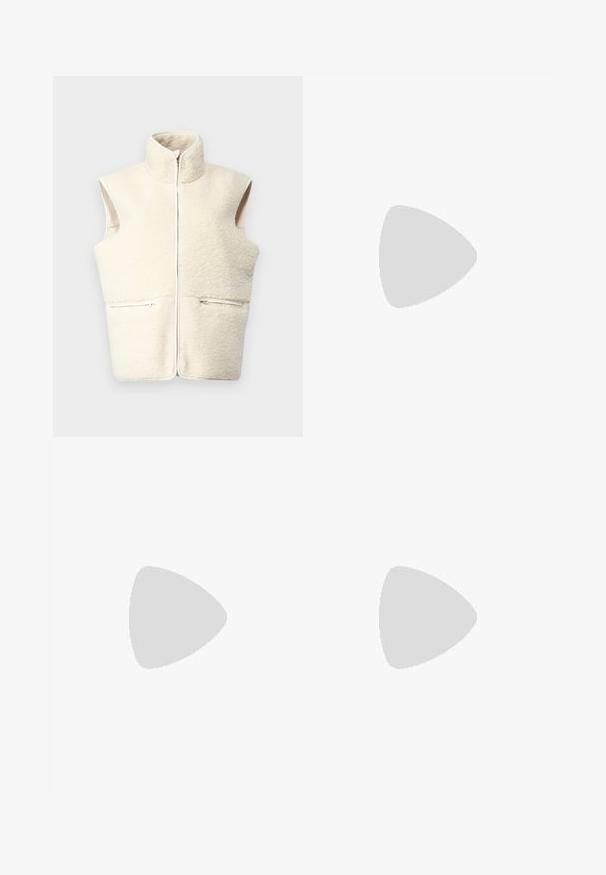 Krämfärgad ärmlös väst i mjukt, texturerat tyg med hög krage, frontdragkedja och två fickor med dragkedja.; Svart bomullströja med rund halsringning, korta ärmar och en broderad logotyp på bröstet. Enkel, avslappnad passform utan mönster.; Svarta skräddarsydda byxor med rak bendesign, som har framfickor och ett slätt, strukturerat tyg. Prydlig, minimal detaljer.; Svarta lackskinnshälar med spetsig tå, justerbara ankelremmar och en smal klack. Slät textur med en glänsande yta.