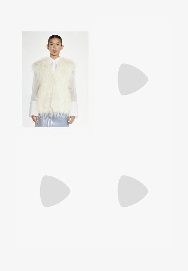 Glamorous Vest - cream; Sort striktrøje med lange ærmer, polstrede skuldre og ribkantede manchetter og kant, vist mod en hvid baggrund.; Sorte wide-leg denim bukser med høj talje, der har front- og baglommer, syede sømme og en knaplukning. Glat tekstur.; Høje sorte faux læder støvler med rund tå, accentbælte-spænde detaljer og en kraftig hæl. Glat tekstur og lodret søm på skaftet.; Oliven grøn læderhåndtaske med et slouchy design, der har forskellige størrelser af cirkulære udskæringer og accenter i mørkere og lysere nuancer.