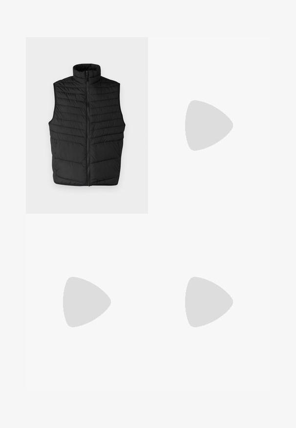 Svart vadderad pufferväst med hög krage, dragkedja fram och ärmlös design. Har horisontell sömnad för textur och isolering.; Svart bomullströja med rundad halsringning, korta ärmar och avslappnad passform. Slät textur utan synliga mönster eller detaljer.; Svarta byxor i slät väv, med rak ben-design, två framfickor och standardmidja med bälteshällor.; Svart lädersneaker med vita ränder, texturerad gummisul, och snörning fram. Har en märkesskylt på tungan.