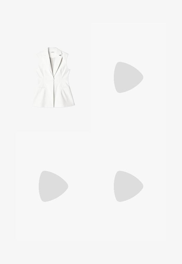 Bela brezrokavnik s skrbno zasnovo, V-izrezom, diskretno šivanim detajlom, enojnim gumbom in dvema sprednjima žepoma. Gladka tekstura tkanine.; Bela kratka majica s kratkimi rokavi iz bombaža. Ima okroglo izrezovanje in sproščen kroj. Gladka tekstura brez vidnih vzorcev ali poudarkov.; Bele široke hlače iz lahkega materiala. Imajo elastičen pas s vrvico in stranske žepe. Gladka tekstura.; Noge v bež tkanih Adidas športnih copatih z gumijastimi podplati in belimi nogavicami do gležnjev na zeleni strukturirani talni površini.