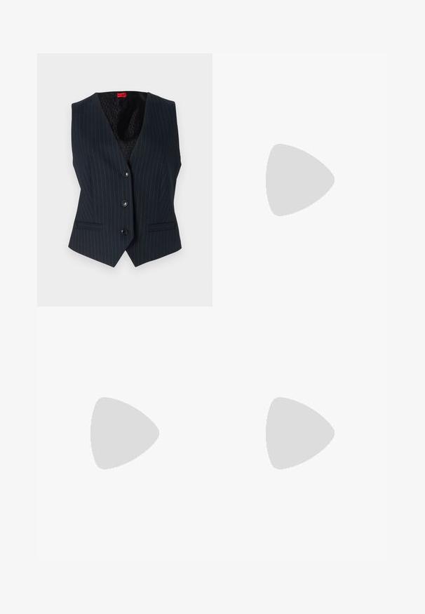 Marineblau gestreifter Weste mit tiefem V-Ausschnitt, fünf Knöpfen vorne und zwei Seitentaschen. Das Innere verfügt über ein mit Logo bedrucktes Futter.; Weißes, kurzes T-Shirt, kurze weite Ärmel, weicher Baumwollstoff, runder Ausschnitt mit subtilen orangefarbenen Akzenten, minimales Design, keine Muster oder Grafiken.; Schwarze, taillierte Hose mit geradem Bein, aus einem glatten Stoff und mit klaren Falten an der Vorderseite. Keine sichtbare Hardware.; Beige Blockabsatzsandalen mit dünnen Riemen und quadrater Spitze. Glattes Material mit minimalem Design, entworfen für einfaches Tragen.