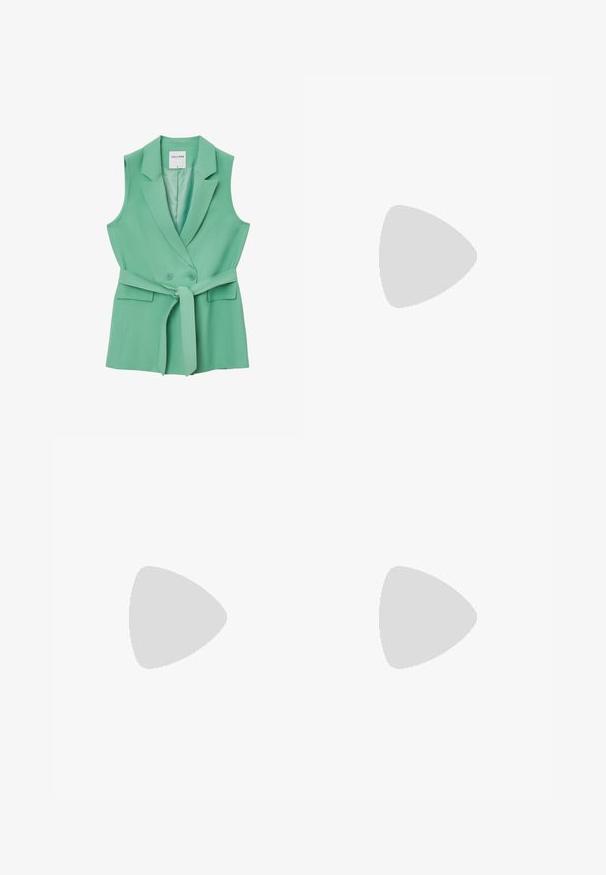 Mintgrüner ärmelloser Weste mit doppelter Knopfschließe, vorderen Taschen und einem passenden Stoffgürtel für eine verstellbare Passform.; Weißes kurzärmliges T-Shirt aus weicher Baumwolle, mit Rundhalsausschnitt und figurbetonter Form. Keine sichtbaren Muster oder Verzierungen.; Hellgraue Sweatpants mit entspannter Passform, elastischem Bund, Kordelzug und seitlichen Taschen; aus weichem, strukturiertem Stoff gefertigt.; Nike Sportschuh in Weiß und Hellrosa. Mit einem Obermaterial aus Mesh und einer markanten, gewölbten Sohle mit sichtbarer Luftpolsterung.