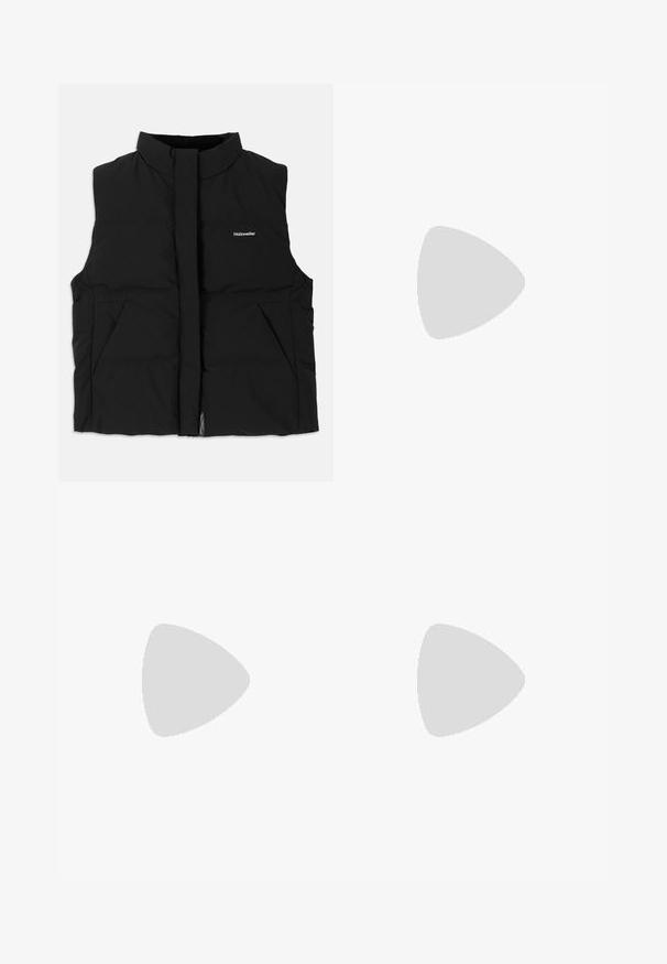 Gilet matelassé noir avec col haut, fermeture éclair sur le devant, deux poches latérales et logo discret sur la poitrine. Texture lisse, design chaud.; Débardeur en coton blanc avec un décolleté arrondi, sans manches et ajusté. Texture lisse, design uni et détails de couture minimaux.; Jeans larges en denim gris foncé, présentant un design classique à cinq poches, des coutures décoratives et une fermeture à bouton à la taille.; Baskets montantes noires en toile avec œillets, lacets et semelle en caoutchouc blancs. Présentent un orteil texturé et des accents rayés noir et blanc.; Lunettes de soleil rondes teinte brun avec une monture bordeaux brillante. Branches fines avec un détail de marque subtil. Design de verres plats.