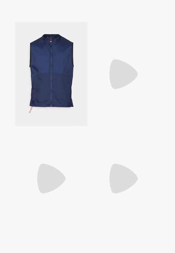 Gilet sans manches bleu marine en tissu léger, avec un col haut, une fermeture éclair sur toute la longueur à l'avant et des accents en cordon rouge au bas.; T-shirt de sport à manches longues en bleu marine, fabriqué dans un tissu lisse. Il présente un col arrondi et un petit logo blanc sur la poitrine.; Shorts de sport bleus en tissu texturé, avec une taille élastique avec un accent noir et un logo sur la jambe inférieure droite.; Baskets noires avec accents bleus, présentant une tige perforée, une semelle texturée et un détail de logo. Bout arrondi et talon rembourré.
