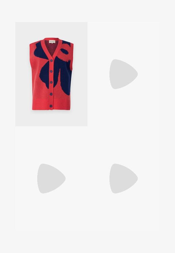 Marimekko JAAVA UNIKKO - Veste - blue/red; Balta īsām piedurknēm blūze, izgatavota no mīkstas auduma, ar apaļu kakla izgriezumu un savilktu detaļu jostasvietā, lai iegūtu pieguļošu izskatu.; Platās kāju baltās džinsas, izgatavotas no kokvilnas maisījuma auduma. Tām ir rāvējslēdzēja josta, piecu kabatu dizains un šuvju izšuvumi gar šuvēm.; Dzeltenās zamšādas loafers ar zemu melnu papēdi, ar dekoratīvu zelta detaļu priekšā un noapaļotu purngalu.