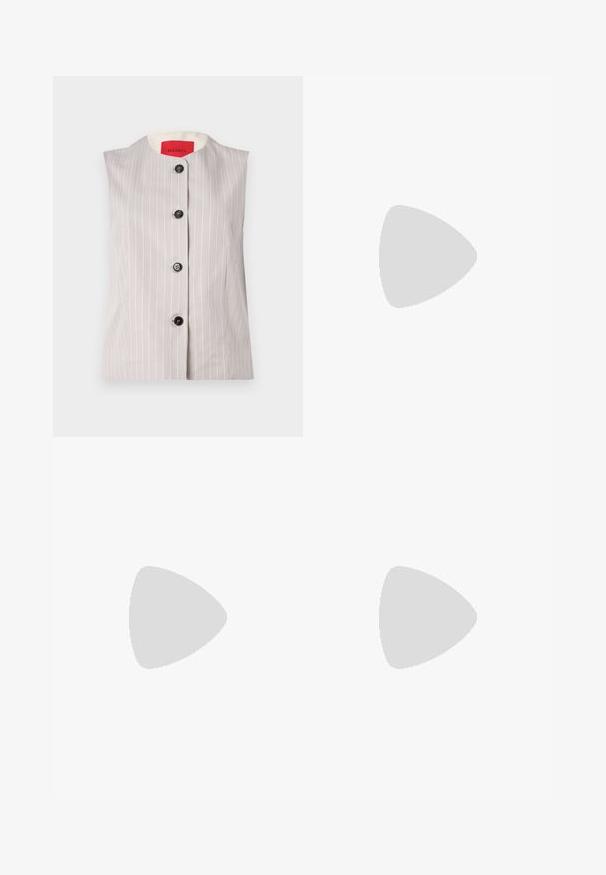 Gilet sans manches gris avec des rayures blanches, encolure ronde et cinq boutons noirs à l'avant ; présente une doublure intérieure crème.; T-shirt blanc à manches courtes en tissu côtelé. Col rond, coupe régulière et détails de couture subtils. Aucune motif ni graphique.; Jupe midi en tricot blanche présentant un motif texturé avec des lignes verticales et des découpes près de l'ourlet. Taille élastique. Matériau doux.; Ballerines en cuir noir avec un bout rond, texture lisse, détails de couture minimalistes et design de semelle flexible.; Sac à main en cuir marron avec une fermeture à rabat, des accents en métal doré, une bandoulière et une texture lisse. Forme rectangulaire compacte.