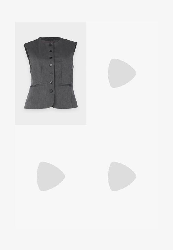 Sivý bezrukávový vest vyrobený z textúrovanej tkaniny, s okrúhlym výstrihom, šiestimi čiernymi gombíkmi a dvoma prednými vreckami s lemovaním.; Črna majica iz bombaža s kratkimi rokavi, ki pokriva belo dolgi rokav z subtilnim teksturiranim vzorcem. Oblika izrezanega vratu.; Črne, lahke hlače z elastičnim pasom in nabranimi gležnji. Tkanina je gladka in ima sproščen, taperiran dizajn.; Črne usnjene platforme z debelim blokastim petam, okroglo konico in klasičnim vezanjem. Imajo gladko teksturo in minimalne podrobnosti.