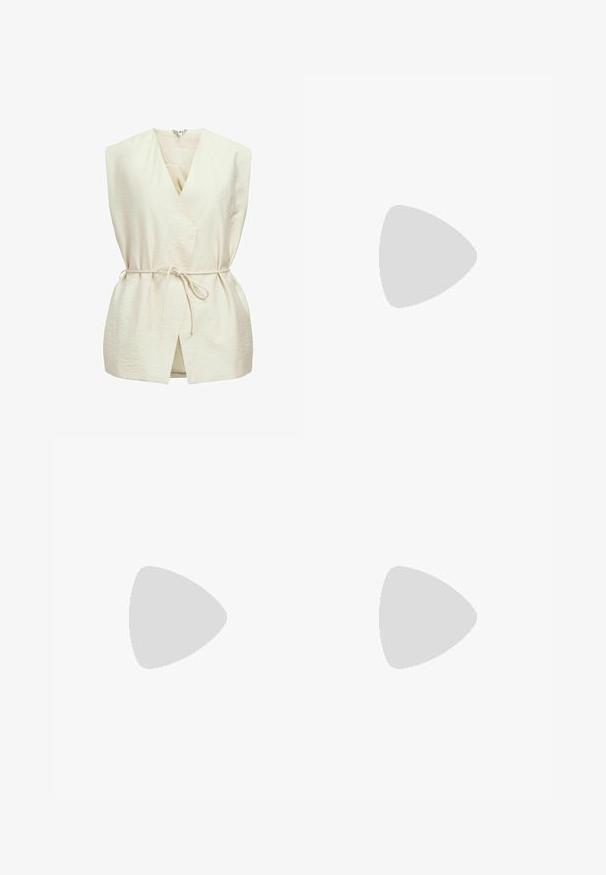 Top senza maniche color crema con design a incrocio, tessuto texturizzato, scollatura a V e cintura annodata in vita.; Top senza maniche rosa chiaro realizzato in un tessuto morbido e elasticizzato. Presenta un scollatura rotonda e spalline sottili, con una texture liscia e una forma aderente.; Pantaloni a gamba larga di un delicato rosa chiaro con strisce orizzontali nere, dotati di una cintura elastica e un cordino per la regolazione. Tessuto morbido.; Tacchi slingback beige con punta affusolata e tacco basso a campana. Realizzati in pelle liscia con un design minimalista e cinturino regolabile.; Borsa a mano in pelle beige a forma di mezzaluna con zip superiore, tracolla staccabile e logo dorato "Lacoste Paris" sul davanti.
