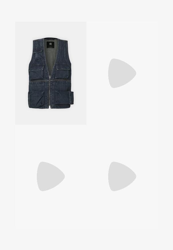 Traper prsluk s više prednjih džepova, zatvaranjem na munju i V-izrezom. Boja je tamnoplava s blagom teksturom.; Crna pamučna majica s kratkim rukavima, okruglog ovratnika, sa crvenim "REPLAY" logotipom i simbolima centriranim na prsima.; Traperice u izblijedelo plavoj boji, ravnog kroja, s umjerenim oštećenjima sprijeda i klasičnim pet džepovima.; Crne kožne tenisice s bijelim prugama, strukturirana gumena potplate i vezanjem sprijeda. Ima oznaku brenda na jeziku.