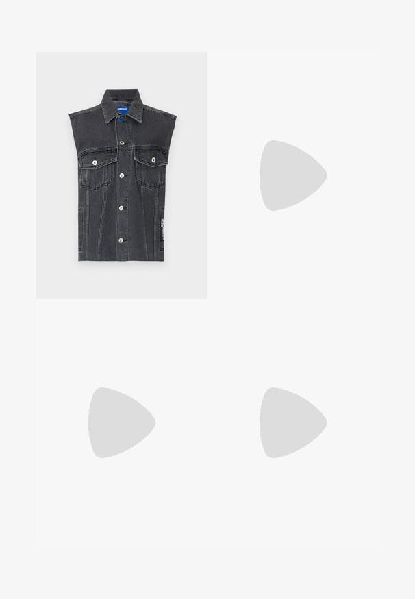 Črna denim brezrokavna jakna z dvema žepoma na prsih, srebrnimi gumbi in modrim akcentom. Ima vidno šivanje in oznako logotipa na strani.; T-maica s kratkimi rokavi, kremne barve, izdelana iz rebrastnega materiala, z majhnim logotipom CK na sprednji strani, okroglega ovratnika in sproščenega kroja.; Hlače širokih nogavic iz mehke bele tkanine, z elastičnim pasom in vrvico, gladko teksturo in brez dodatnih okrasitev.; Roza drsna obuvala z dvojnimi nastavljivimi Velcro trakovi, teksturirano tkanino zgoraj in trdo, debelo podplatom z globokim profilom.