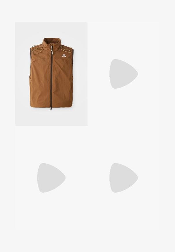 Καφέ γιλέκο με ψηλό γιακά, φερμουάρ μπροστά και κορδόνια στους ώμους. Φτιαγμένο από ελαφρύ ύφασμα, με λογότυπο στην επάνω αριστερή πλευρά.; Μαύρη μπλούζα φτιαγμένη απ�ό βαμβάκι με στρογγυλή λαιμόκοψη και κοντά μανίκια. Διαθέτει ένα ροζ λογότυπο Nike στην πάνω αριστερή πλευρά. Λείο υλικό.; Μαύρες, φόρμες με ελαστική μέση και χαλαρή εφαρμογή, με ρεβέρ στους αστραγάλους, λεία υφή και χωρίς ορατά μοτίβα ή αξεσουάρ.; Μαύρα αθλητικά παπούτσια με λείο συνθετικό άνω μέρος, διάτρητες λεπτομέρειες, υφή στις πλευρές και ξεχωριστή ελαστική σόλα.