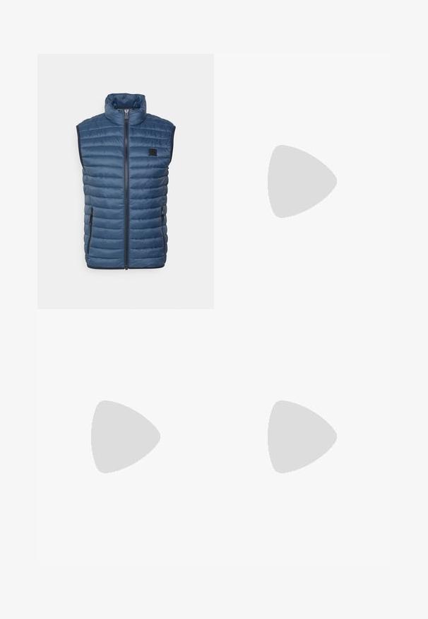 Marc O'Polo Colete - grayed blue; Camiseta preta de algodão com mangas curtas e gola redonda. Apresenta uma pequena impressão gráfica branca no lado esquerdo do peito. Textura suave.; Calças de algodão pretas com um corte relaxado e ligeira elasticidade. Apresentam um design clássico de cinco bolsos e uma textura subtil, usadas com ténis cinzentos.; Ténis de couro com um esquema de cores em preto e creme, apresentando detalhes perfurados, um colarinho acolchoado e uma sola texturizada.