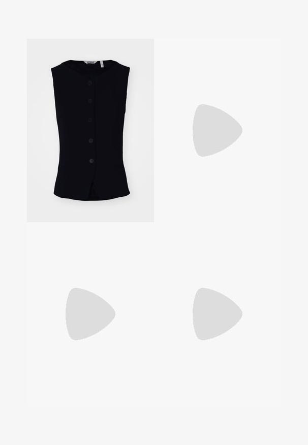 Weekday WAISTCOAT - Liemenė - black; Juostuota marškinėliai, pagaminti iš minkštos medžiagos, su horizontaliomis juodomis ir grietinėlės spalvos juostelėmis, apvaliu kaklu, trumparankoviu ir laisvu siluetu.; Juodi plisuoti kelnės su elastine juosta. Turėkite plačias kojas ir glotnų, tekstūrinį audinį su vertikaliais dryžiais.; Juoda odinė smailiagalė aukštakulnio bateliai su kulkšnies dirželiu ir storu kulnu. Lygus paviršius, elegantiškas dizainas ir minimalistiška estetinė. 