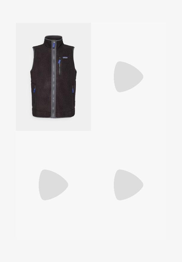 Zwarte fleece vest met hoge kraag, volle ritssluiting, drie ritszakken en Patagonia-logo op de linkerborst.; Witte overhemd met lange mouwen en een ronde hals, geweven stof, zwart logo op de linker schouder, en subtiele branding aan de onderkant.; Lichte, grijze sportbroek met zwarte accenten. Elastische tailleband, trekkoordsluiting, taps toelopend ontwerp en zijzakken.; Bruine waterdichte sneakers met een gestructureerde bovenkant, geperforeerde accenten, zwarte hielsteun en een grijze rubberen zool. De veters zijn voorzien van metalen uiteinden.