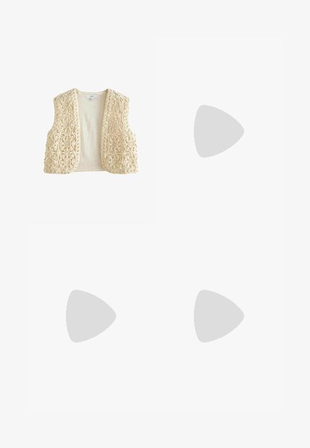 Next SLEEVELESS CROPPED - REGULAR FIT - Vest - ecru; Hvid fitted top lavet af ribbet stof med cap sleeves og samlede detaljer i siderne for tekstur og form.; Hvide bukser med bred benlængde lavet af et letvægtsstof. Har et elastisk talje med snor og sidelommer. Glat tekstur.; Lyserøde ruskinds sneakers med hvide striber og snørebånd, udstyret med en struktureret tunge og en gummisål, placeret på et blåt tæppe.