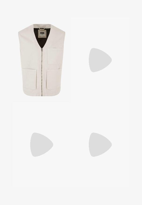 Ljusbeige ärmlös väst med V-ringning, framdragkedja och två stora framfickor. Tillverkad av ekologisk bomull med en mjuk textur.; Krämfärgad t-shirt med kort ärm som har en subtil randig textur och rund halsringning, tillverkad av lättviktig tyg.; Vita cargobyxor med avspänt snitt, framknäppning och flera fickor på sidorna, tillverkade av slitstarkt bomullsmaterial.; Beige mockasinsneakers med rund tå, snörning fram och texturerad bakaxel. Vit gummisula ger kontrast. Enkelt och modernt design.