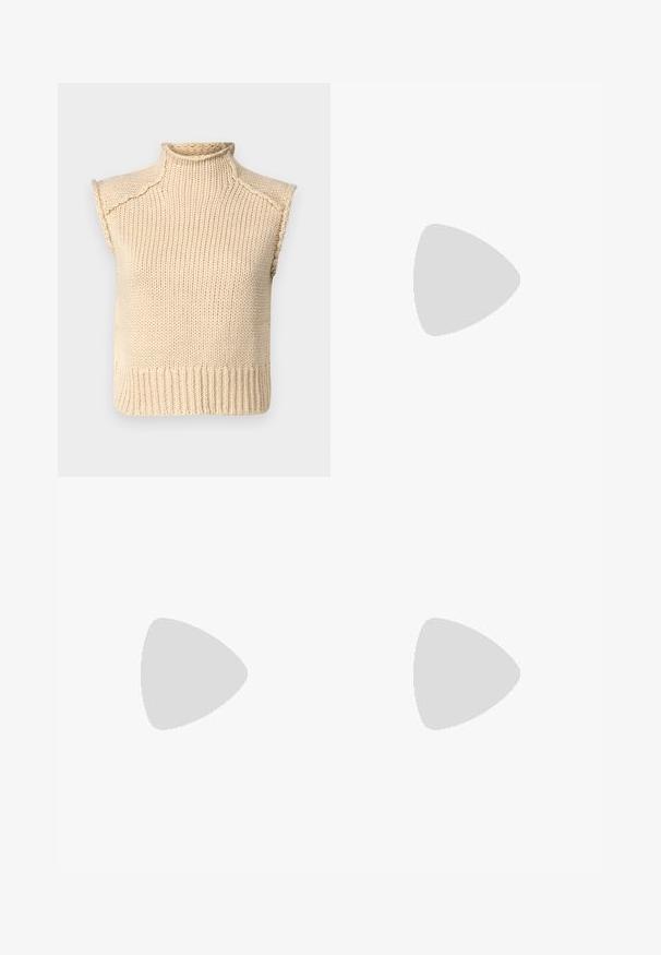 Beige ærmeløs højhalset sweater lavet af ribstrikket materiale, med et struktureret mønster og en tætsiddende talje.; Hvid fitted top lavet af ribbet stof med cap sleeves og samlede detaljer i siderne for tekstur og form.; Bredde bukser i cremefarvet stof med en glat tekstur, der har en enkelt knap foran, diskrete folder og design med høj talje.; Brune støvler over knæet lavet af blødt ruskind med spids tå og en kraftig sort hæl. Designet har sømløs syning for et elegant udseende.; Tan ruskind skuldertaske med en stor åbning og lange frynse detaljer på begge sider, kendetegnet ved en glat tekstur og et enkelt håndtag.
