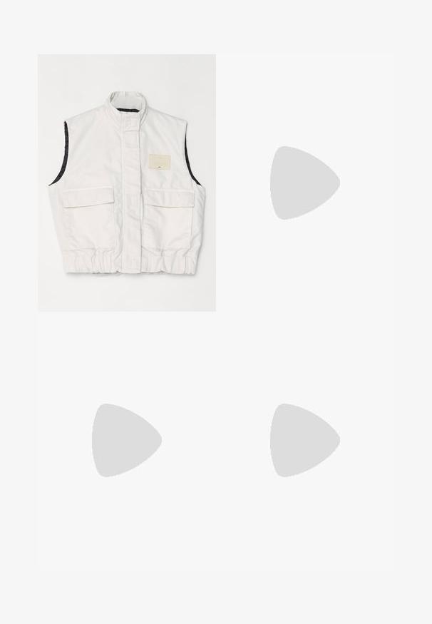 Gilet sans manches blanc avec col haut, deux poches avant et un tissu légèrement texturé. Comprend une étiquette carrée sur la poitrine.; T-shirt en coton blanc avec un col rond, des manches courtes et un ourlet droit. Étiquette marquée "Won Hundred" au centre de l'encolure.; Gestuz IZZA - Pantalon classique - bright white; MM6 Maison Margiela COURT - Escarpins à talons hauts - black