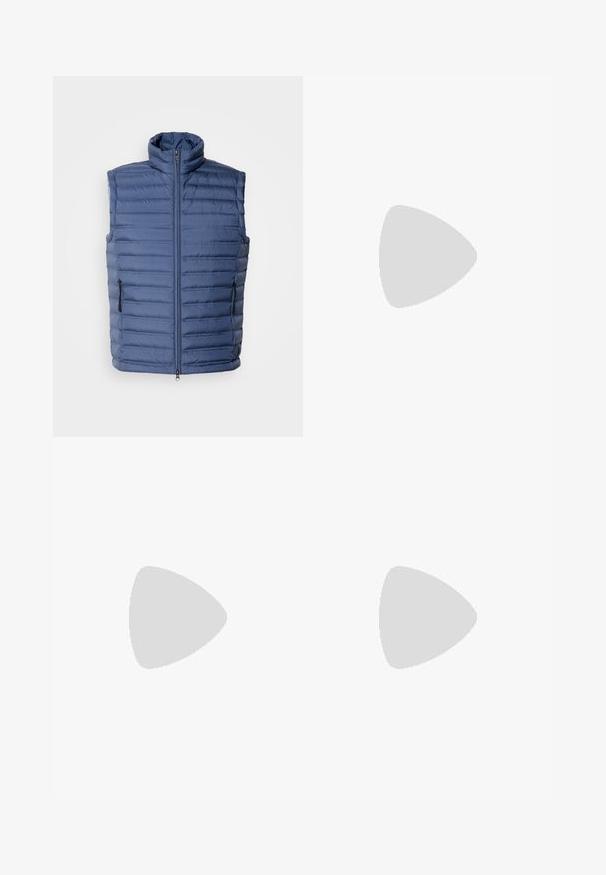 Chaleco acolchado azul marino con cuello alto, cremallera completa y dos bolsillos laterales. Presenta costuras horizontales y una textura ligera y suave.; Polo de manga corta negro con tejido texturizado y acanalado, con escote en forma de V y dobladillo recto. Sin logos ni patrones visibles.; Pantalones negros de tela suave, con un diseño de pierna recta, dos pliegues frontales y una cintura estándar con trabillas para el cinturón.; Mocasines beige claro con puntera puntiaguda, material suave, una correa a través del empeine y una suela baja marrón. Diseño simple con acentos mínimos.