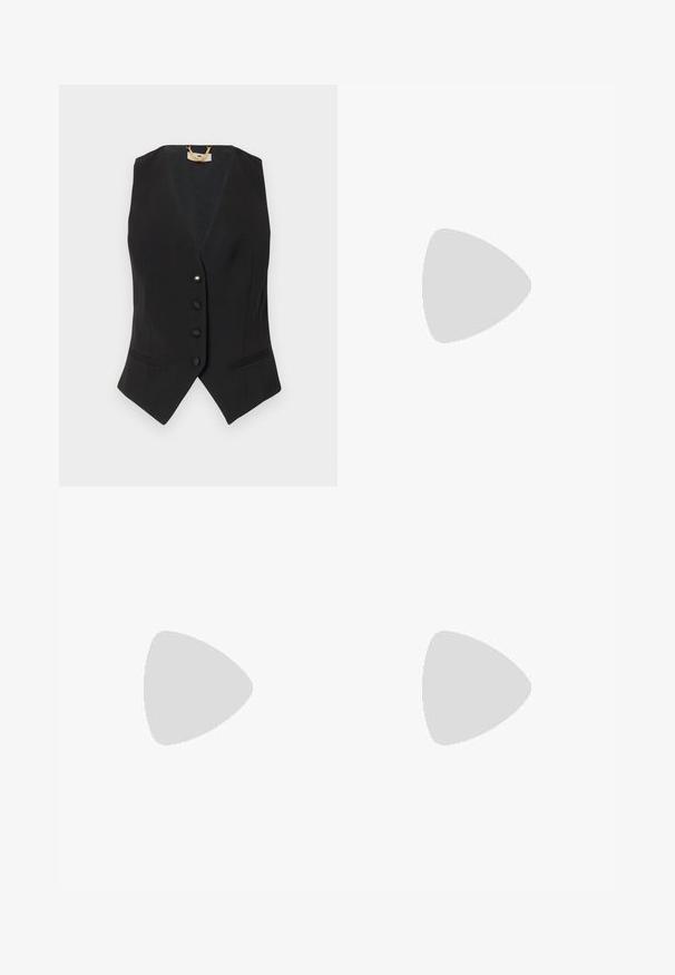 Schwarze ärmellose Weste mit V-Ausschnitt, fünf Knopfverschluss, Seitentaschen und dezenten Nadelstreifen. Glattes Gewebe mit strukturiertem Schnitt.; Schwarzes Baumwoll-T-Shirt mit V-Ausschnitt und kurzen Ärmeln. Einfaches Design mit normalem Schnitt und ohne Muster oder Akzente.; Schwarze, taillierte Hose mit geradem Bein, aus einem glatten Stoff und mit klaren Falten an der Vorderseite. Keine sichtbare Hardware.; Schwarzer spitz zulaufender Slingback-Schuh mit niedrigem Absatz, der aus glattem Leder gefertigt ist und seitliche Ausschnitte für Atmungsaktivität aufweist.