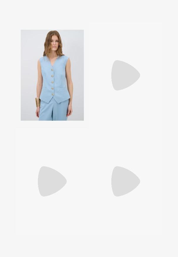 Blaues ärmelloses Weste mit V-Ausschnitt, versehen mit fünf goldenen Knöpfen und zwei Fronttaschen, kombiniert mit passender Hose. Glatte Stofftextur.; Weißes Tanktop, gerippte Textur, runder Ausschnitt, ärmelloses Design, enganliegende Form, dezente Markenkennzeichnung im Etikett im Kragenbereich.; Dunkel waschjeans mit weitem Bein, hoher Taille, fünf Taschen und dezenten Abnutzungen an der Vorderseite.; Sportschuhe mit einem Obermaterial aus weißem Leder, grauer Wildleder-Zehenkappe und drei schwarzen Streifen. Sie verfügen über ein blaues Logo auf der Zunge und eine strukturierte Gummisohle.