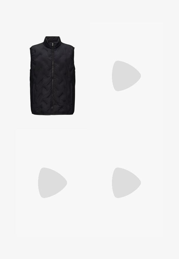 Zwarte puffer gilet met een hoge kraag, gevoerd textuur, volledige rits aan de voorkant en zijzakken. Het materiaal is zacht met een gladde afwerking.; Olijfgroen katoenen T-shirt met een groot zwart Levi's-logo op de voorkant. Klassieke ronde hals en korte mouwen, gladde textuur.; Olijfgroene cargobroek gemaakt van stevig katoen. Beschikt over meerdere zakken, een met rits afgesloten zijzak en taps toelopende pijpen met een licht getextureerde afwerking.; Witte hoge sneakers met een canvas bovenwerk, zwarte en bruine rubberaccenten, opvallende getande zool en zilveren veteropeningen met veters.