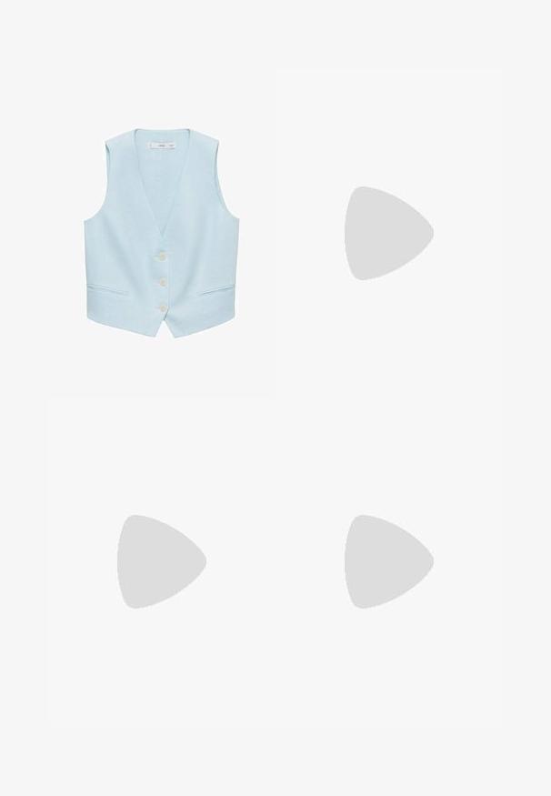 Ljusblå väst i linne med V-hals, framknäppning och två sidofickor. Ärmlös, slät textur, minimalistisk design.; Två ärmlösa ribbade polotröjor i svart och vitt, med en figursydd design och slät textur, i en kortad längd.; Svarta vida byxor i lätt material, med knappstängning fram och platt front, samt väl sydda fållar.; Sportskor med överdel i vit läder, grå mocka på tårna och tre svarta ränder. Har en blå logotyp på tungan och en texturerad gummisula.