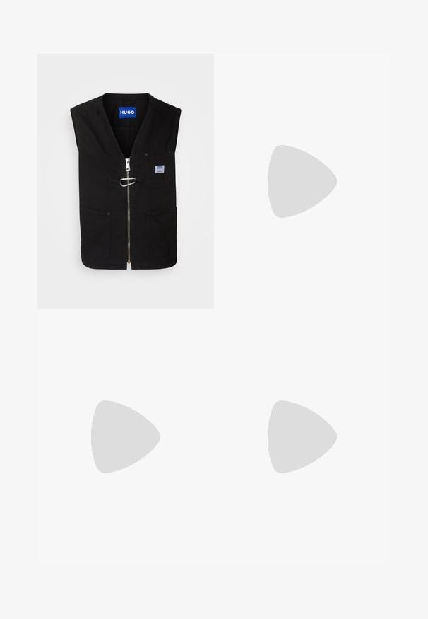 HUGO LUNUS - Γιλέκο - black; Μαύρο βαμβακερό μπλουζάκι με κοντά μανίκια, στρογγυλή λαιμόκοψη και ένα μικρό καμπυλωτό λογότυπο στο αριστερό στήθος. Λείο ύφασμα, κανονική εφαρμογή.; Μαύρο τζιν παντελόνι με φαρδιά γραμμή, διαθέτει πέντε �τσέπες και μεταλλικά κουμπιά. Λείος υφάσματος, χωρίς ορατά σχέδια.; Γκρίζο δερμάτινο αθλητικό παπούτσι με στρογγυλή μύτη, καουτσούκ σόλα, επίπεδες κορδόνες και ανοιχτόχρωμες λεπτομέρειες στη φτέρνα. Λείος υφιστάμενος και μινιμαλιστικός σχεδιασμός.