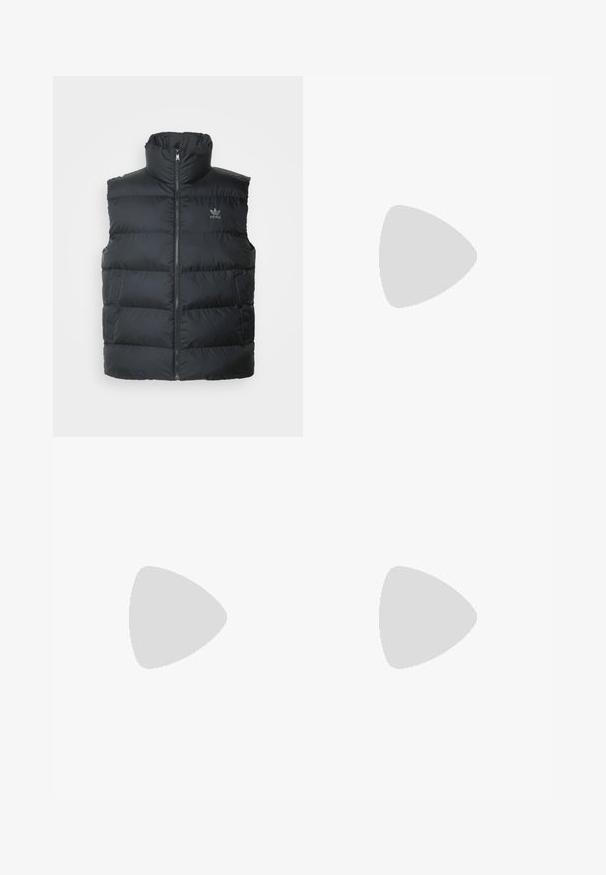 Sort quiltet ærmeløs puffer vest med frontlynlås og høj krave, der har et lille Adidas-logo på venstre bryst.; Sort kortærmet t-shirt med hvid tre-stribe detaljer på skuldrene og et lille hvidt logo på brystet. Glat stofstruktur.; Sorte træningsbukser med elastisk talje, der har hvide sidestænger og et lille logo. Materialet ser blødt og let ud.; Sort suedet sneaker med gule accenter, der har tre striber og en brun gummisål. Inkluderer en polstret tunge for komfort.