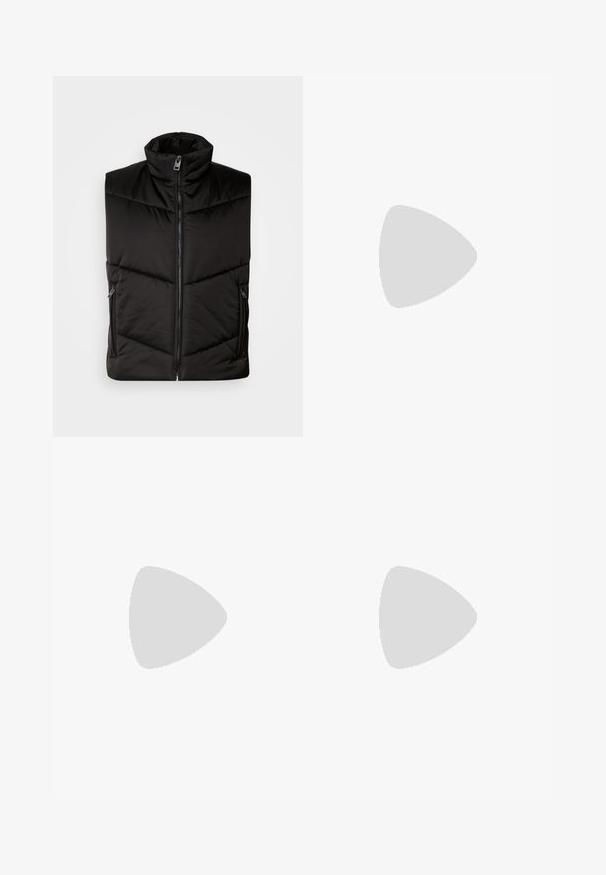 Svart isolerad väst med hög krage, framdragkedja och sidofickor med dragkedja. Vadderad design med diagonala sömmar.; Två t-shirts staplade: en vit och en svart. Kort ärm, rund halsringning, bomulls tyg. Har en liten blå logotyp vid halsringningen.; Svarta byxor med vikta detaljer, bred benform och en slät textur. Har en röd midjebandsetikett.; Svart lädersneaker med texturerad ovandel, vadderat krage och röd logotypdetalj. Utrustad med en tjock gummisula med distinkt mönster.