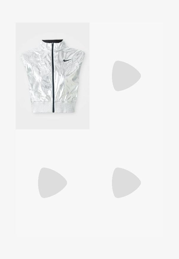 Hopeanuori lyhytliinahattu, jossa on korkea kaulus, vetoketju etupuolella, joustava helma ja musta Nike-logo rinnassa. Kiiltävä, sileä pinta ja hihaton muotoilu.; Musta urheilu T-paita, joka on valmistettu sileästä kankaasta, jossa on solmittu etuosa ja pieni valkoinen Nike-logo rinnassa.; Mustat urheilushortsit, joissa on joustava vyötärö. Shortseissa on kerroksellinen muotoilu ja pieni valkoinen Nike-logo vasemmassa alareunassa. Kevyt materiaali.; Mustat Nike-juoksukengät, joissa on hengittävä verkko-osa, valkoinen swoosh-logo, teksturoitu yksityiskohtaus ja kermaisen värinen ZoomX-välipohja.