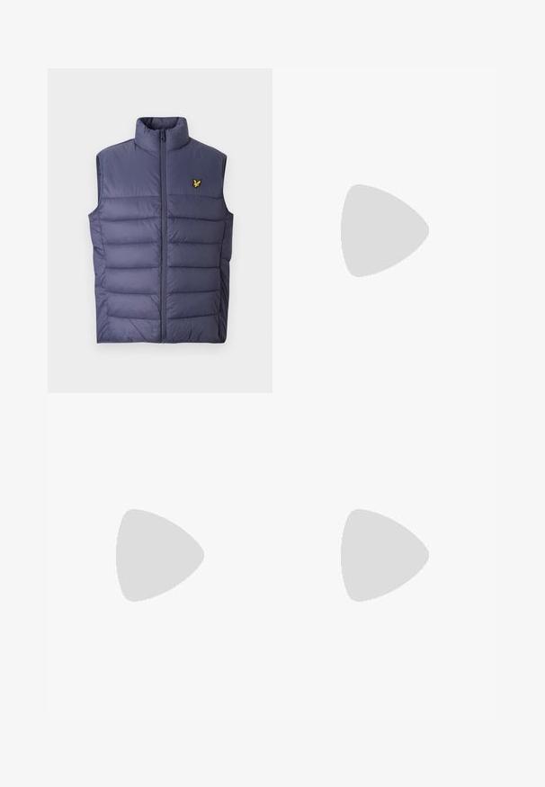 Tumši zils ielocīts vestes ar augstu apkakli un priekšējo rāvējslēdzēju. Ir horizontālas šuves un neliels izšūts dzeltens logotips uz krūtīm.; Baltas kokvilnas T-krekls ar mazu melnu un dzeltenu izšuvumu, kas atrodas kreisajā krūšu daļā. Īsas piedurknes un apaļa kakla izgriezums.; Melnas sporta bikses ar elastīgu jostasvietu un auklu, šaurām kājām ar elastīgām aprocēm un nelielu dzeltenu izšūtu logotipu labajā augšstilbā.; Baltas ādas sporta apavi ar gludu virsmu, ar klasisku šņorēšanas dizainu, ar perforējumiem gaisa caurlaidībai un teksturētu gumijas zoli.