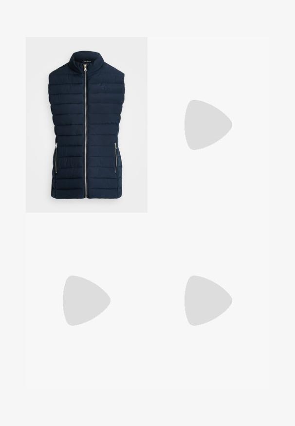 Lauren Ralph Lauren Petite QUILTED MOCKNECK VEST - Veste - dark navy; Krēma krāsas T-krekls ar īsām piedurknēm un apaļu kakla izgriezumu. Mīksta tekstūra un brīvs piegriezums, ar sarullētām piedurknēm un nedaudz noapaļotu apakšmalu.; Baltas, piegriezts bikses ar augstu jostu, dubultām priekšējām krokām un platajām kājām ar salocītām malām. Izgatavotas no gludas, strukturētas auduma.; Gai bēšs ādas espadrilu sandalītes ar četriem krusteniskiem siksniņām un potītes sprādzi, kurām ir austs jūtas platformas zole un plakana gumijas pamatne.