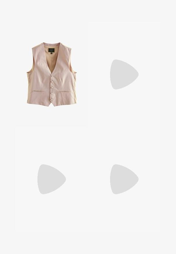 Gilet rose clair avec un motif texturé, encolure en V, cinq boutons et deux poches avant. Tissu lisse avec une coupe ajustée.; T-shirt en coton blanc à manches courtes, col rond et coupe droite. Texture lisse sans motifs ni accents visibles.; Jean droit bleu clair en denim, présentant une finition délavée, un design à cinq poches et des détails de couture visibles le long des coutures.; Bottine en cuir noir à bout pointu, avec des détails de couture minimalistes, un talon carré de hauteur intermédiaire et une finition lisse et brillante.; Lunettes de soleil en plastique noir avec verres verts, monture carrée, accent argenté sur le sourcil et branches texturées. Marque indiquée sur l'intérieur de la branche.