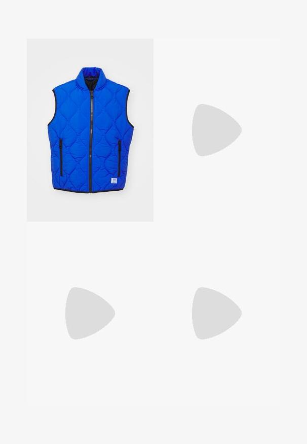 HUGO BOHOTINO - Weste - open blue; Schwarz T-Shirt mit kurzen Ärmeln aus einem glatten Baumwollmix, mit Rundhalsausschnitt und einem minimalistischen Design ohne Muster oder Akzente.; Schwarze, lockere Sweatpants aus weichem Stoff, mit einem elastischen Bund und Zugband sowie seitlichen Taschen.; Schwarze Ledersneaker mit glatter Textur, beiger Gummisohle, Schnürdesign und einem kontrastierenden Fersenakzent.