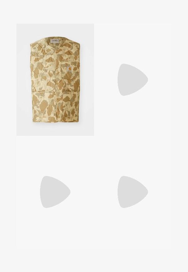Vadderad, ärmlös väst i ett beige kamouflagemönster. Har en bröstficka med en logotyp och två stora sidofickor. Materialet verkar hållbart.; Svart T-shirt i slätt material med rund halsringning, med tre gröna ränder på axlarna och en liten grön logotyp på bröstet.; Svarta träningsbyxor med elastisk midja, med vita sidostreck och en liten logotyp. Materialet verkar mjukt och lätt.; Svart mockaskor med gula accenter, med tre ränder och en brun gummisula. Inkluderar en vadderad tunga för extra komfort.